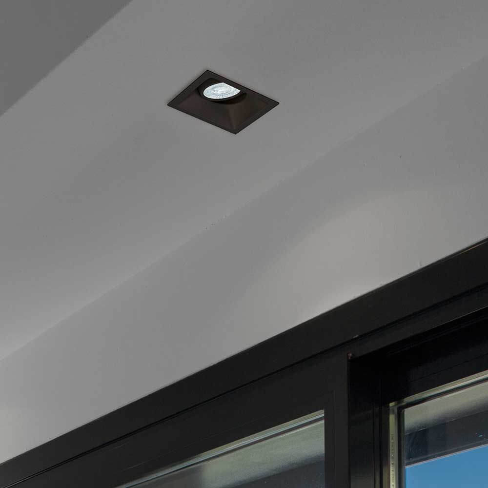 Comfort Gu10 Einbauleuchte Eckig an der Decke installiert, ideal für stilvolle Innenräume.