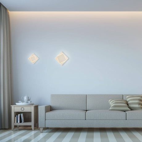 Schlichtes Wohnzimmer mit Dakla LED-Wandlampe klein und gemütlichem Sofa.