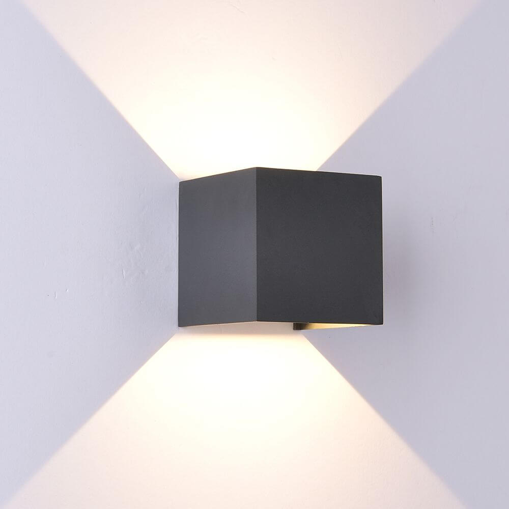 Davos Außen-LED-Wandleuchte Eckig mit eckiger Form und moderne Lichtgestaltung.