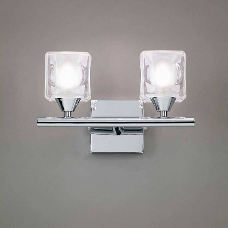 Doppel-Wandlampe Cuadrax Cristal mit geschwungener, eckiger Form und Glas-Elementen, moderne Lichtquelle.
