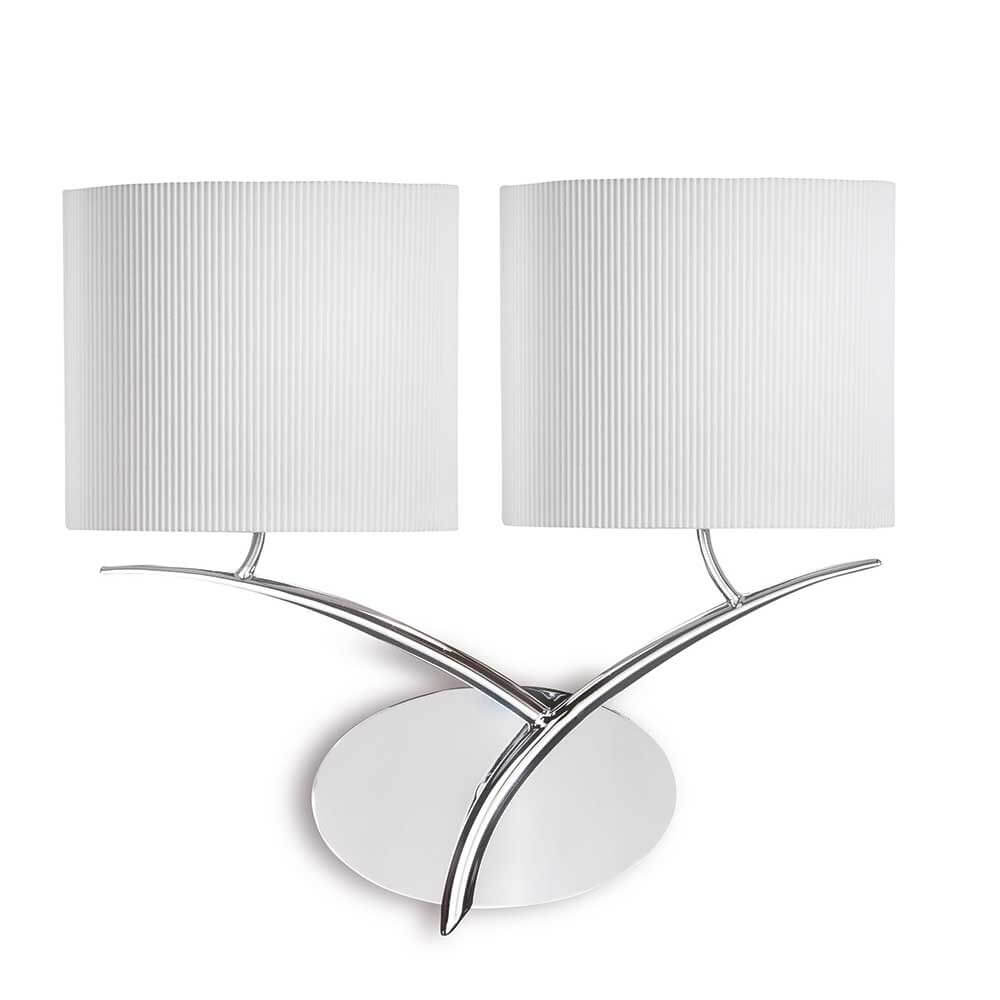 Eve 2-flammig Wandleuchte mit metallischem Design und zwei weißen Lampenschirmen.