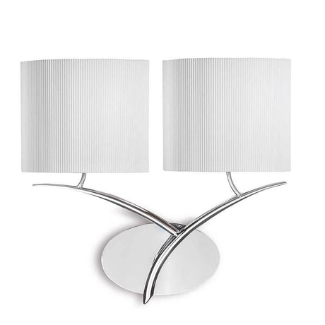 Eve 2-flammig Wandleuchte mit metallischem Design und zwei weißen Lampenschirmen.