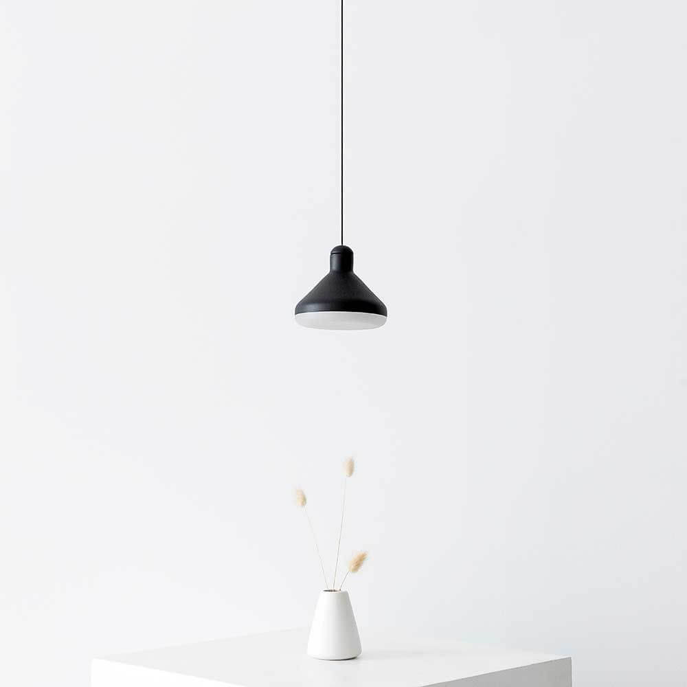 LED-Hängeleuchte Antares in modernem Design über einem weißen Tisch mit Vase.