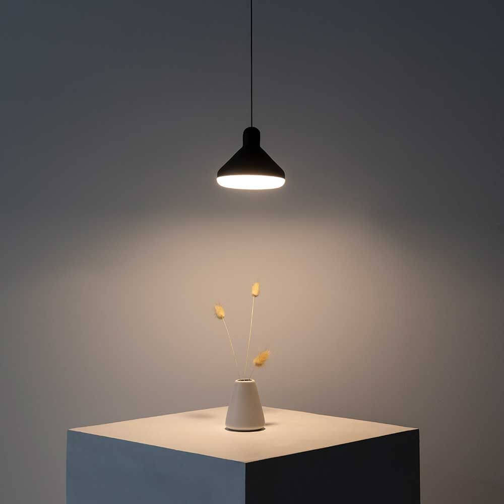 LED-Hängeleuchte Antares in Schwarz, schlichte und moderne Beleuchtung für stilvolle Wohnräume.
