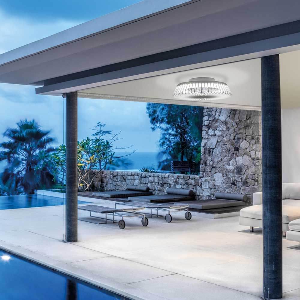 Moderne Himalaya LED-Deckenleuchte und Ventilator in stilvollem Außenbereich mit Pool und Natur. Schlichte Eleganz.