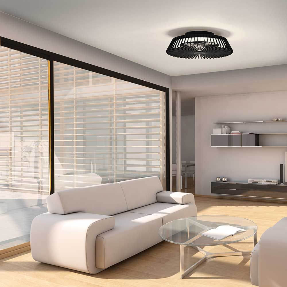 Himalaya LED-Deckenleuchte und Ventilator montiert in modernem Wohnzimmer mit viel Licht