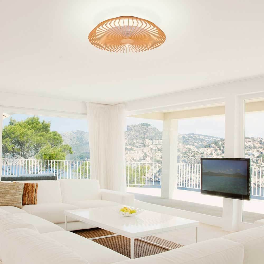 Himalaya LED-Deckenleuchte und Ventilator in modernem Wohnzimmer mit Blick auf die Berge.
