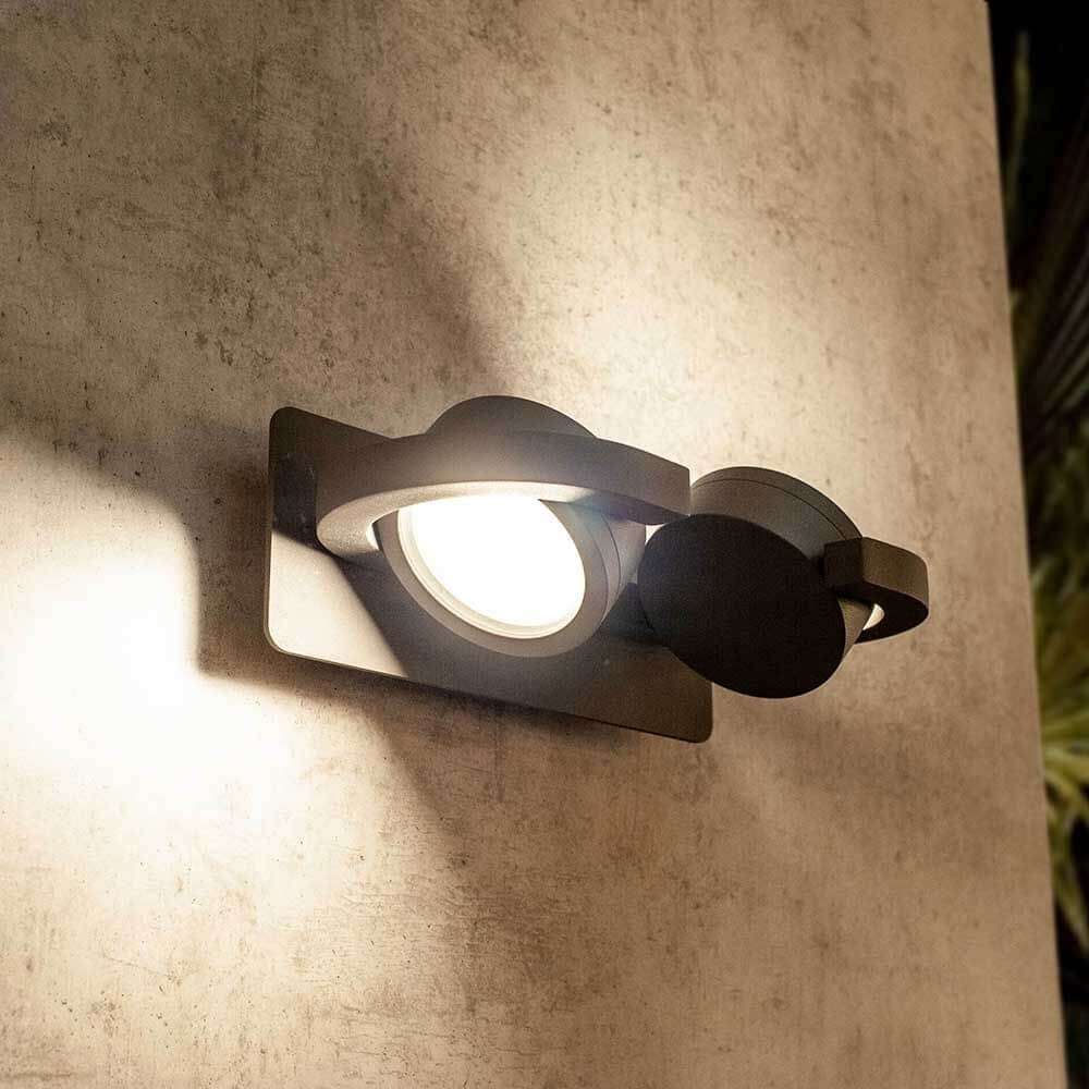 Iguazu Doppel-Außenwandlampe IP54 an einer Wand montiert, elegante runde Form und leistungsstarkes Licht.