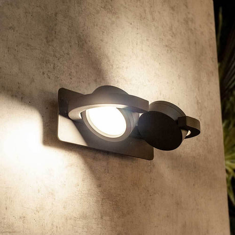 Iguazu Doppel-Außenwandlampe IP54 an einer Wand montiert, elegante runde Form und leistungsstarkes Licht.