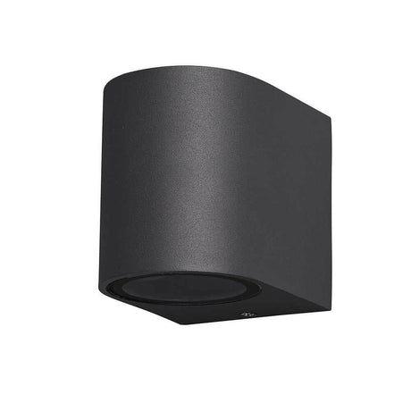 Kandanchu Outdoor Wandleuchte in eckiger Form aus Metall, ideal für den Einsatz im Außenbereich.