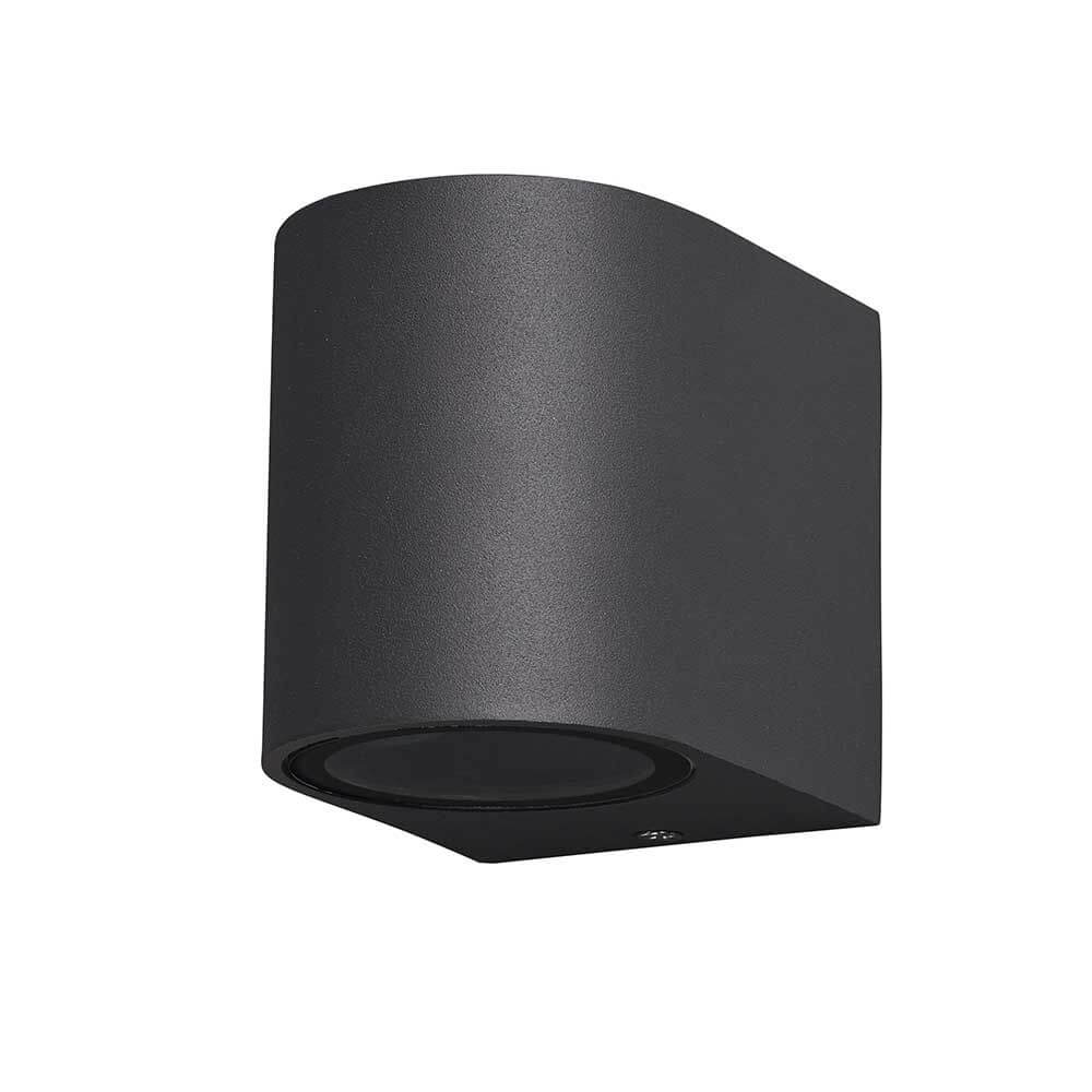 Kandanchu Outdoor Wandleuchte in eckiger Form aus Metall, ideal für den Einsatz im Außenbereich.