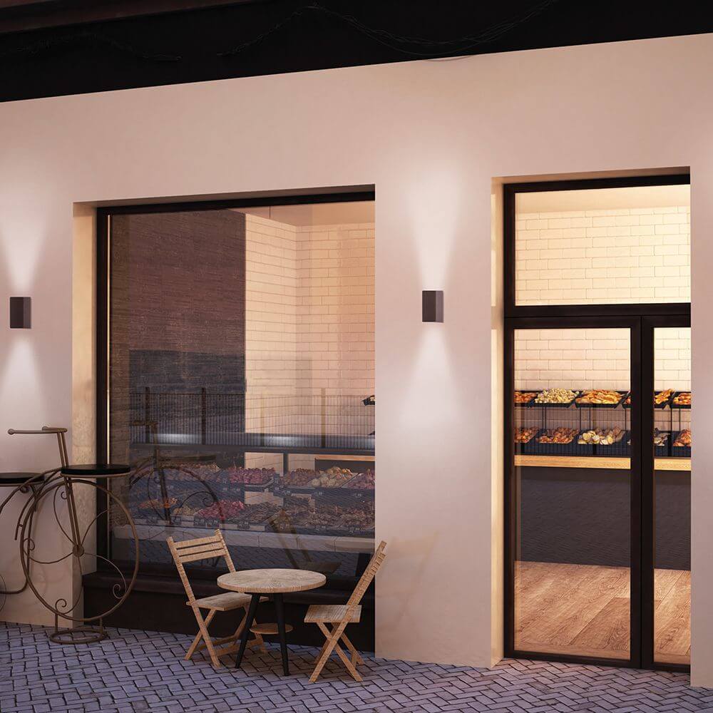 Kandanchu Außenwandleuchte Rechteckig an einem modernen Café mit schönem lichtdesign.
