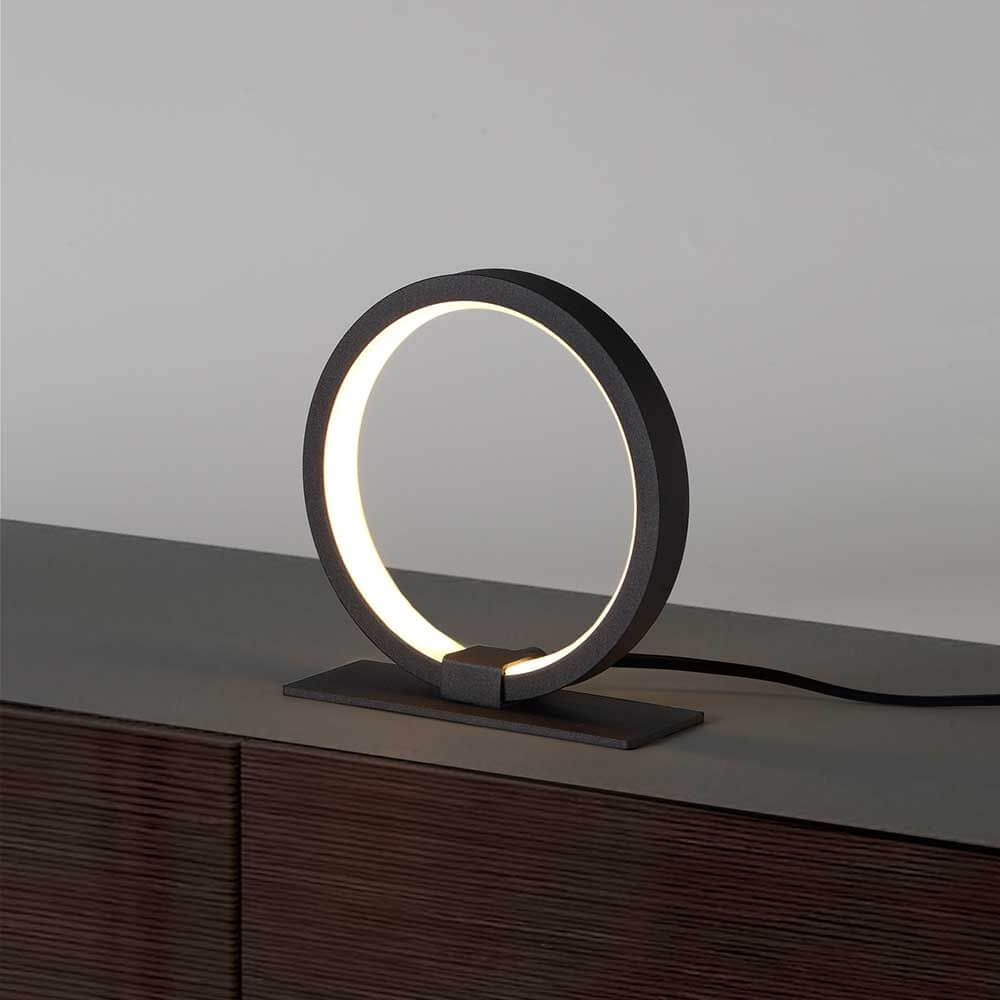 Kitesurf LED-Tischlampe in runder Form auf einem Tisch, modernes Design mit hochwertiger Verarbeitung.