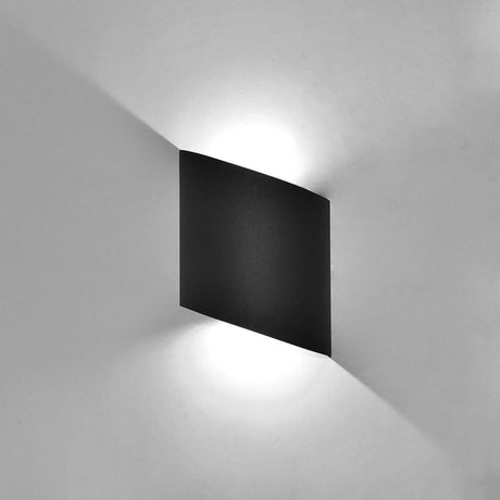 LED-Außenwandleuchte Sochi in eleganter, runder Form an einer Wand montiert, strahlt modernes Licht aus.