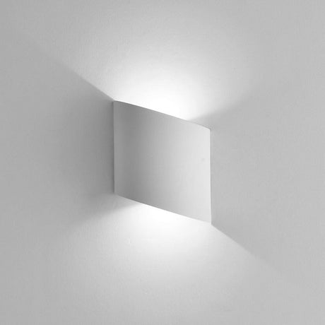 LED-Außenwandleuchte Sochi in elegantem Design mit sanfter Lichtwirkung an einer weißen Wand.