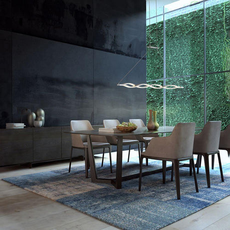 LED-Pendellampe Sahara 36W über modernem Esstisch in stilvollem Ambiente mit grünem Wanddesign.