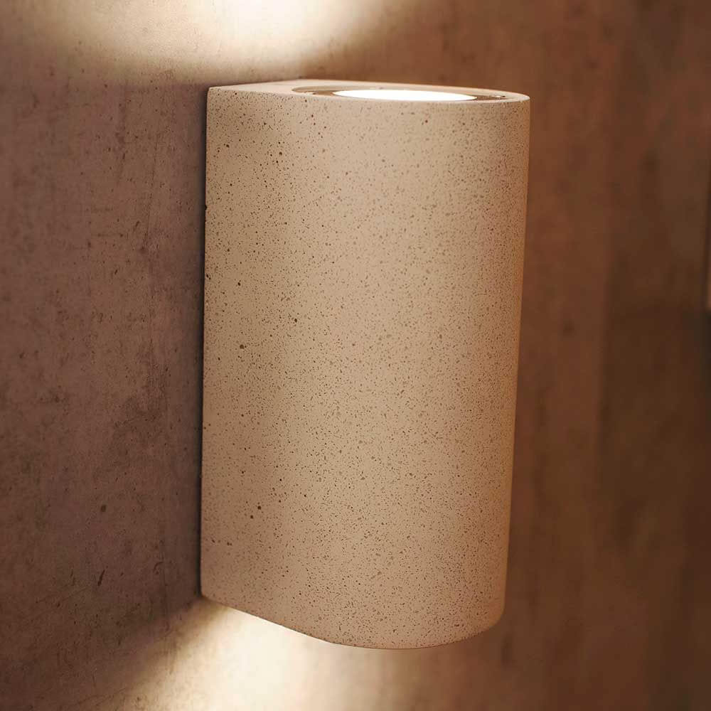 Levi Außen-Wandleuchte Rund aus Beton, rundes Design mit eleganter Lichtwirkung für geschützte Außenbereiche.