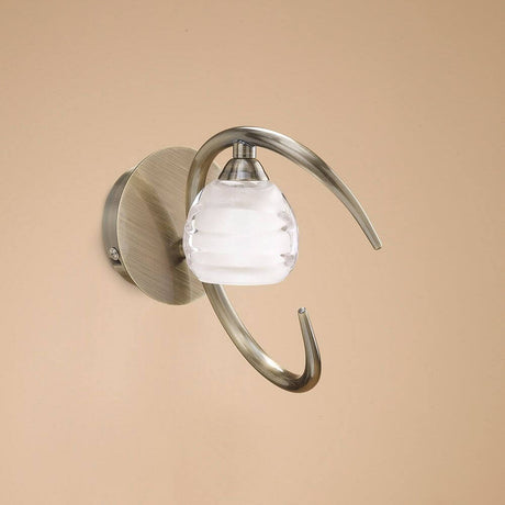 Loop Wandlampe mit geschwungener Form und eleganter Lichtwirkung in modernem Design.