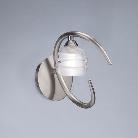 Loop Wandlampe mit geschwungener Form und Glasleuchte auf metallischem Wandhalterung.