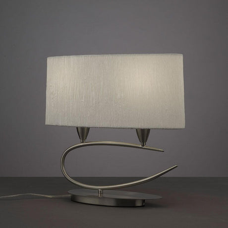 Lua Doppel-Tischleuchte mit modernem Lichtdesign und raffiniertem Metallgestell.