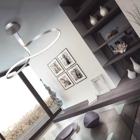 Nur LED-Deckenleuchte 40W in modernem Wohnraum mit geschwungener Form und stilvollen Akzenten.