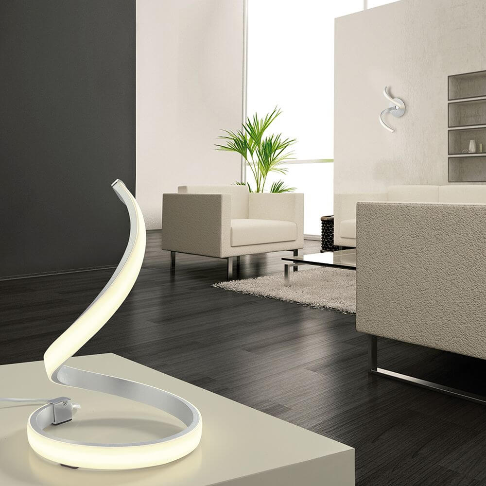 Moderne Nur LED-Wandleuchte in geschwungener Form, ausgestattet in einem stilvollen Wohnzimmer.
