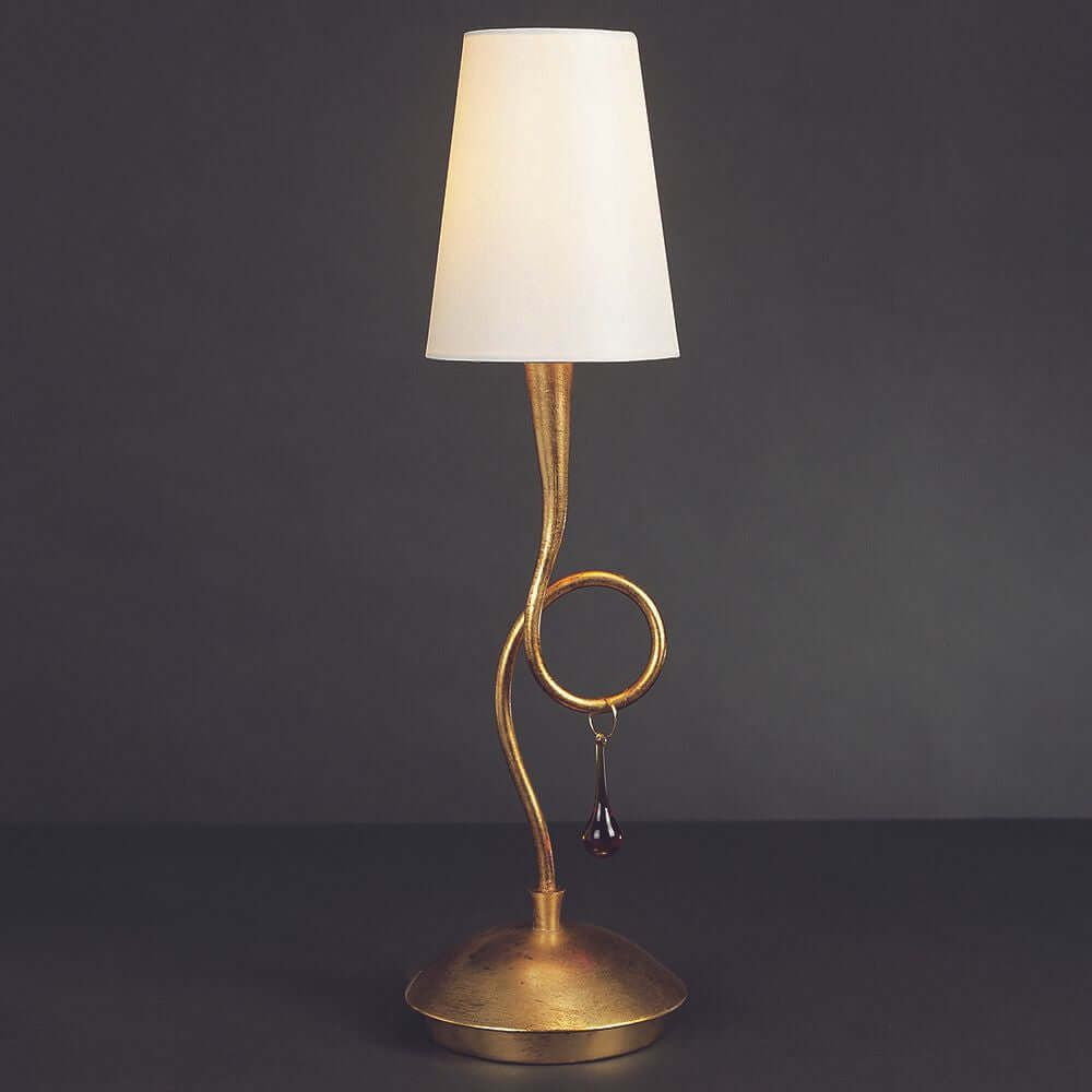 Paola Tischleuchte in modernem Design mit goldener Metallbasis und weißem Lampenschirm.