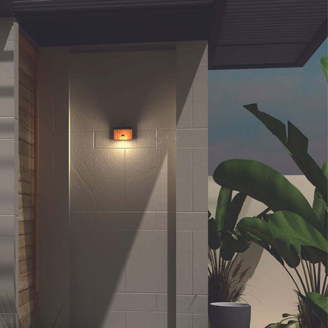 Ruka Sensor utendørs LED-vegglampe mørkegrå på en vegg, som belyser et moderne uteområde