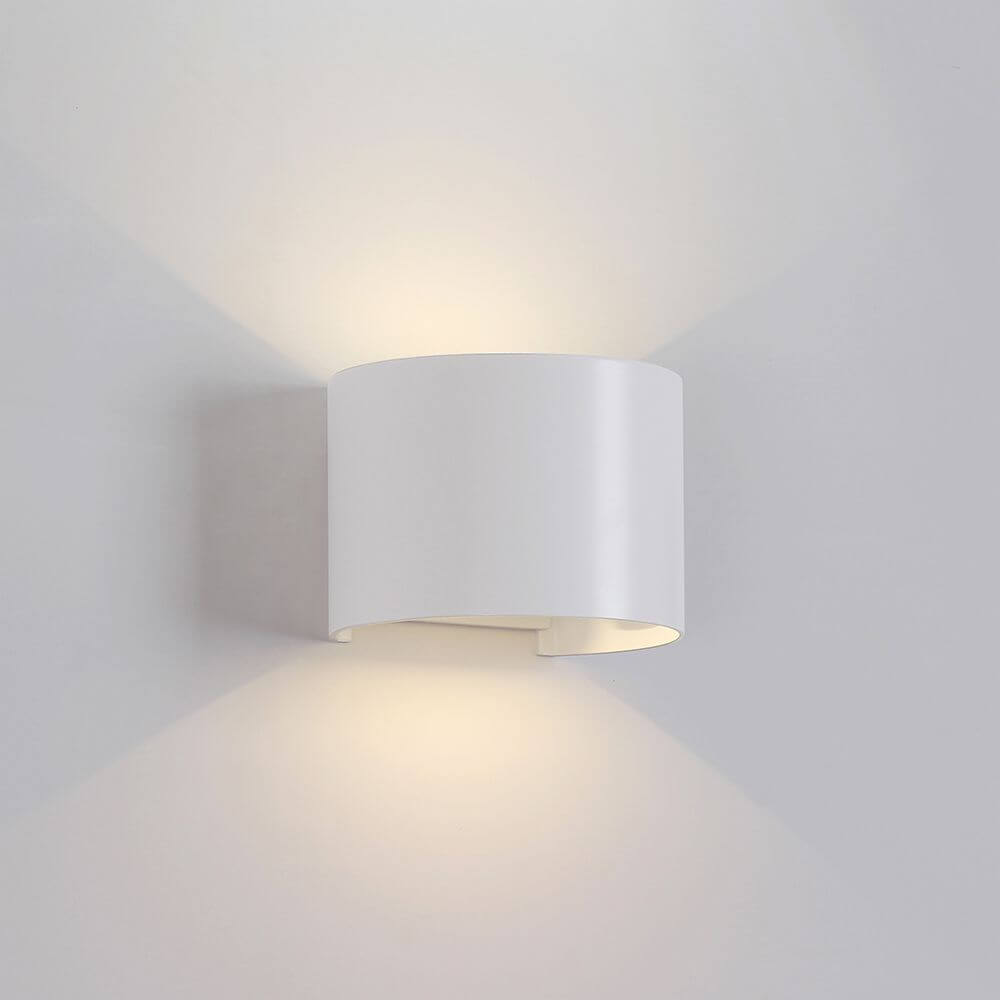 Runde Outdoor LED-Wandleuchte Davos an weißer Hauswand, runde Metall-Wandleuchte mit warmem Licht und IP54-Schutz