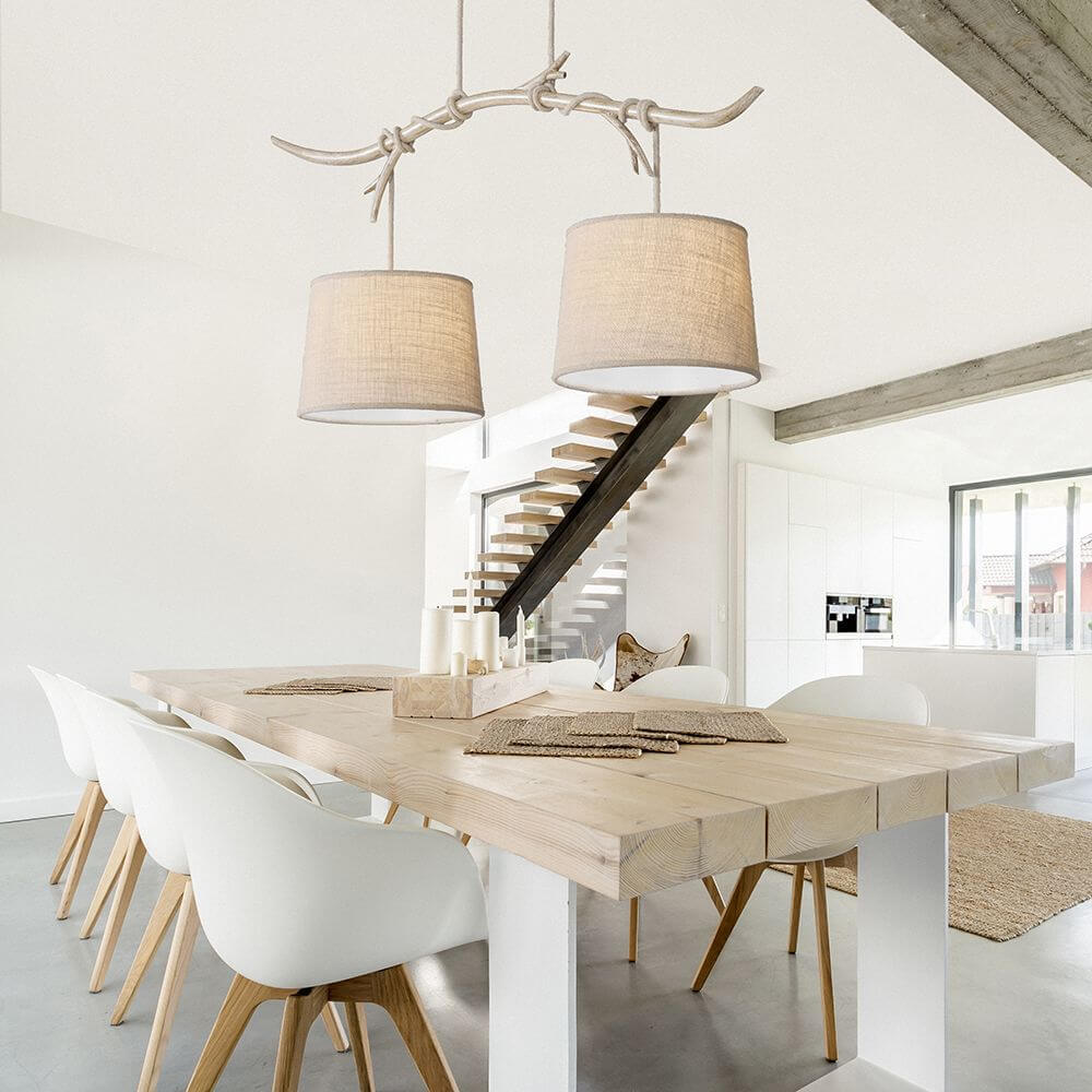 Moderne Sabina 2-flammig Hängeleuchte Textil in stilvollem Esszimmer mit Holz und weißen Möbeln.