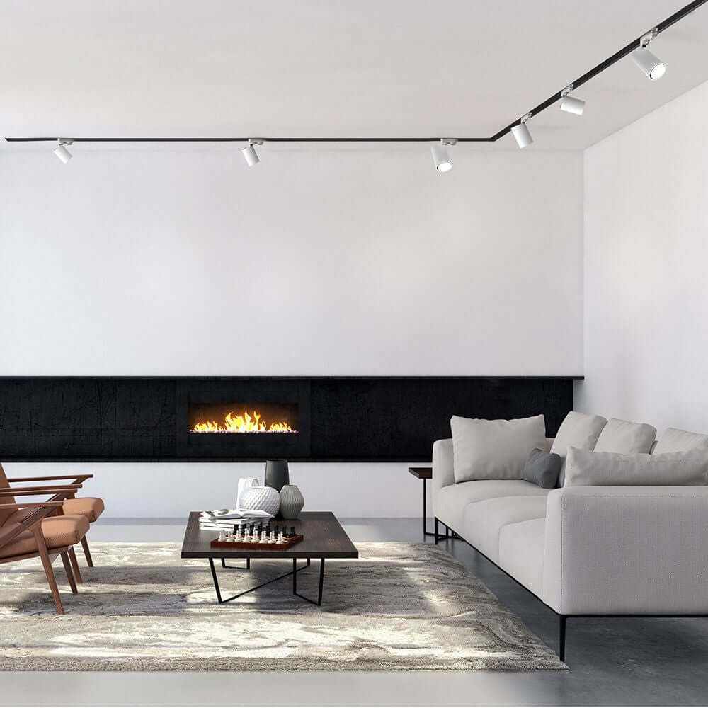 Moderne Einrichtung im Wohnzimmer mit Sal Spotlight Deckenleuchten und stilvollem Kamin.