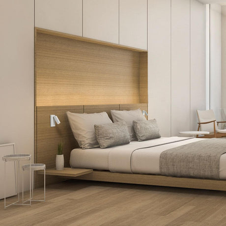 Moderne Schlafzimmergestaltung mit Tarifa LED-Wandleuchte mit Schalter über dem Bett.