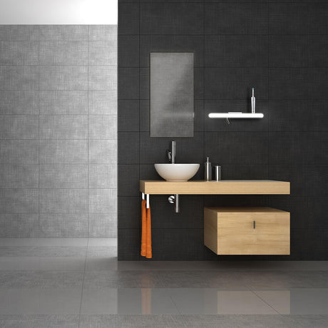 Moderne Badezimmeransicht mit Tenerife LED Wandleuchte mit USB-Anschluss und eleganter Holzwaschtisch.