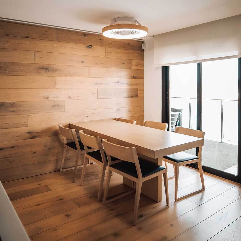 Tibet Deckenventilator mit LED Beleuchtung in modernem Esszimmer mit Holzdekor.