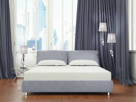 Zone de chambre moderne avec un lit confortable et des suspensions Tiffany élégantes.