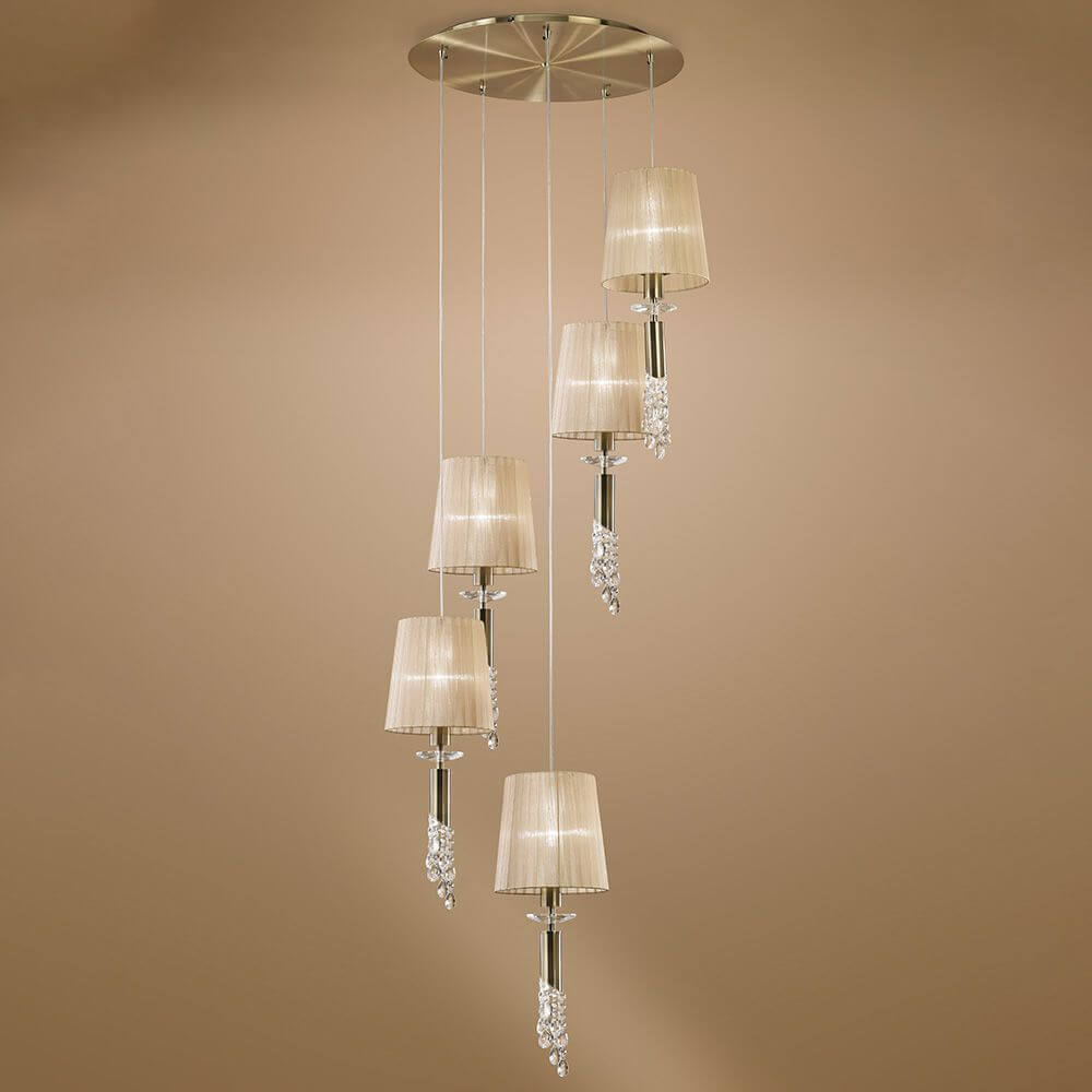 Elegante Tiffany Spirale Hängeleuchte mit fünf schräg hängenden Textilschirmen und Kristallakzenten.