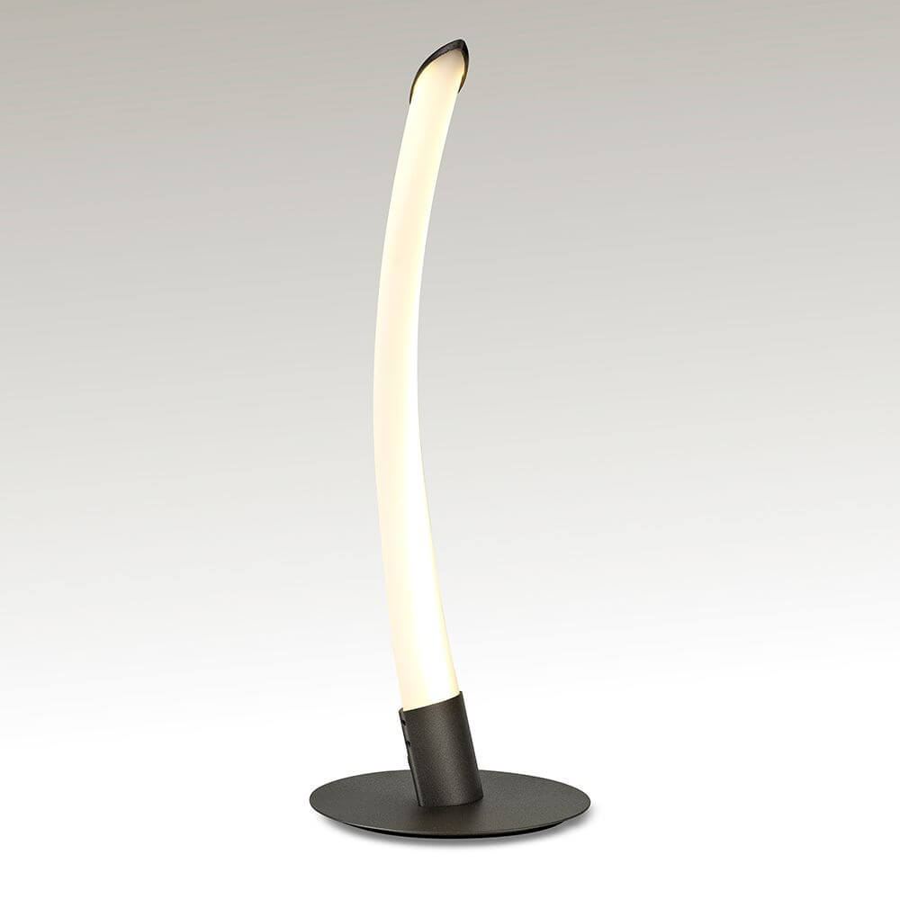 LED-Tischleuchte Armonia in geschwungener Form mit modernem Lichtdesign, ideal für Wohnzimmer und Essbereiche.