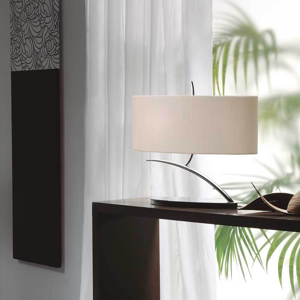 Tischleuchte Eve 2-flammige auf einem Tisch, moderne und schlichte Lichtquelle mit Textilschirm.