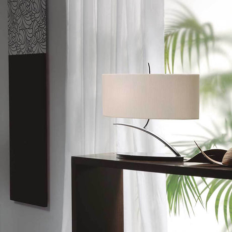 Bordlampe Eve med 2 lyskilder på et bord, moderne og enkel lyskilde med tekstilskjerm.