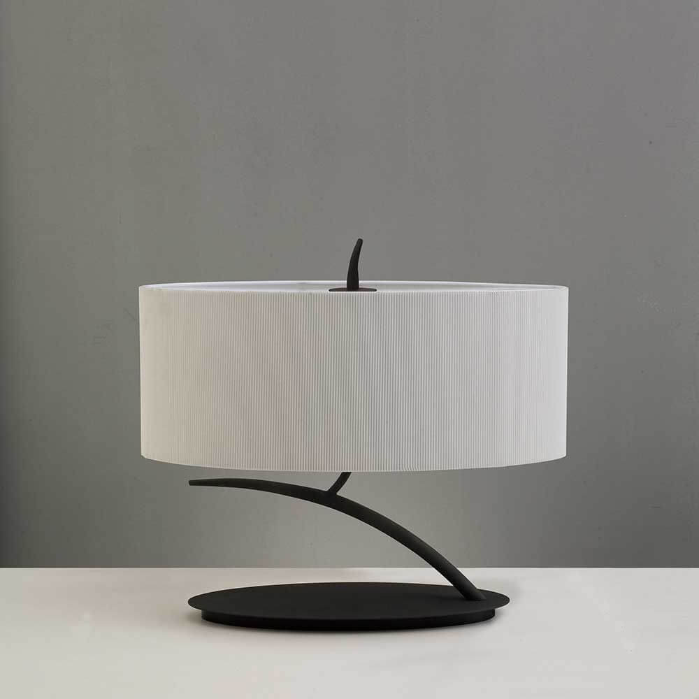 Tischleuchte Eve 2-flammige mit runder Form und Metall-Textil-Materialien auf modernem Tisch.