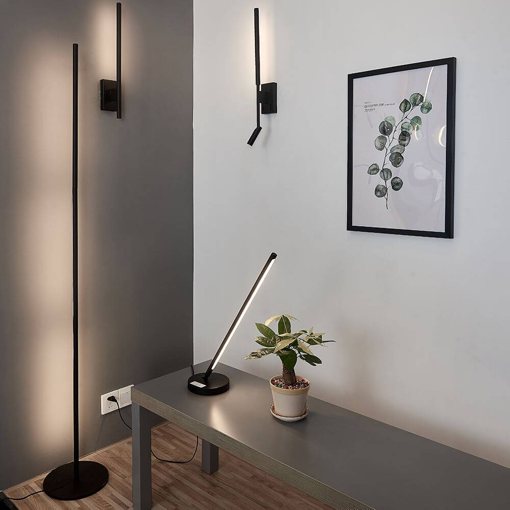 Moderne Torch LED-Stehleuchte in minimalistischem Raum mit Pflanzen und Wandbildern.