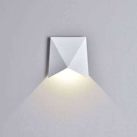 Triax Außen-LED-Wandleuchte mit modernem Lichtdesign und eckiger Form, ideal für Außenbereiche.