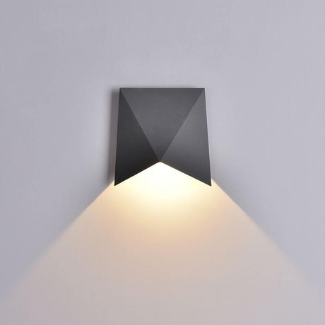 Triax Außen-LED-Wandleuchte mit modernem Design und Lichtstrahl auf Wand
