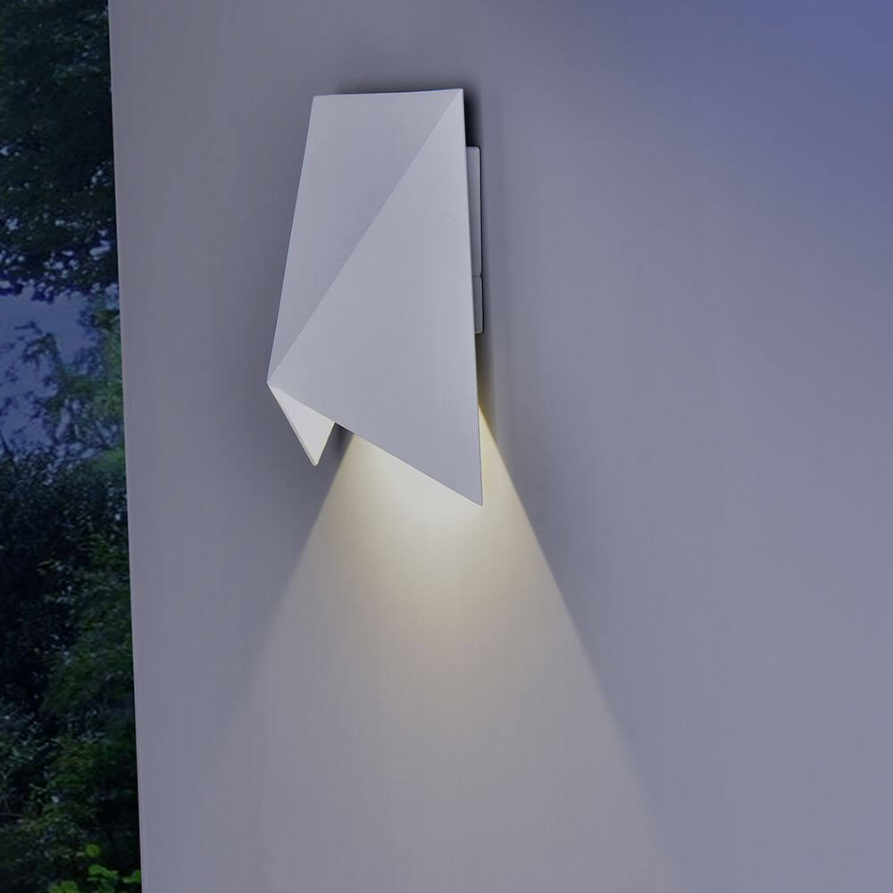 Triax Außen-LED-Wandleuchte in modernem Design, eckige Form und warmes Licht für stilvolle Außenbereiche.