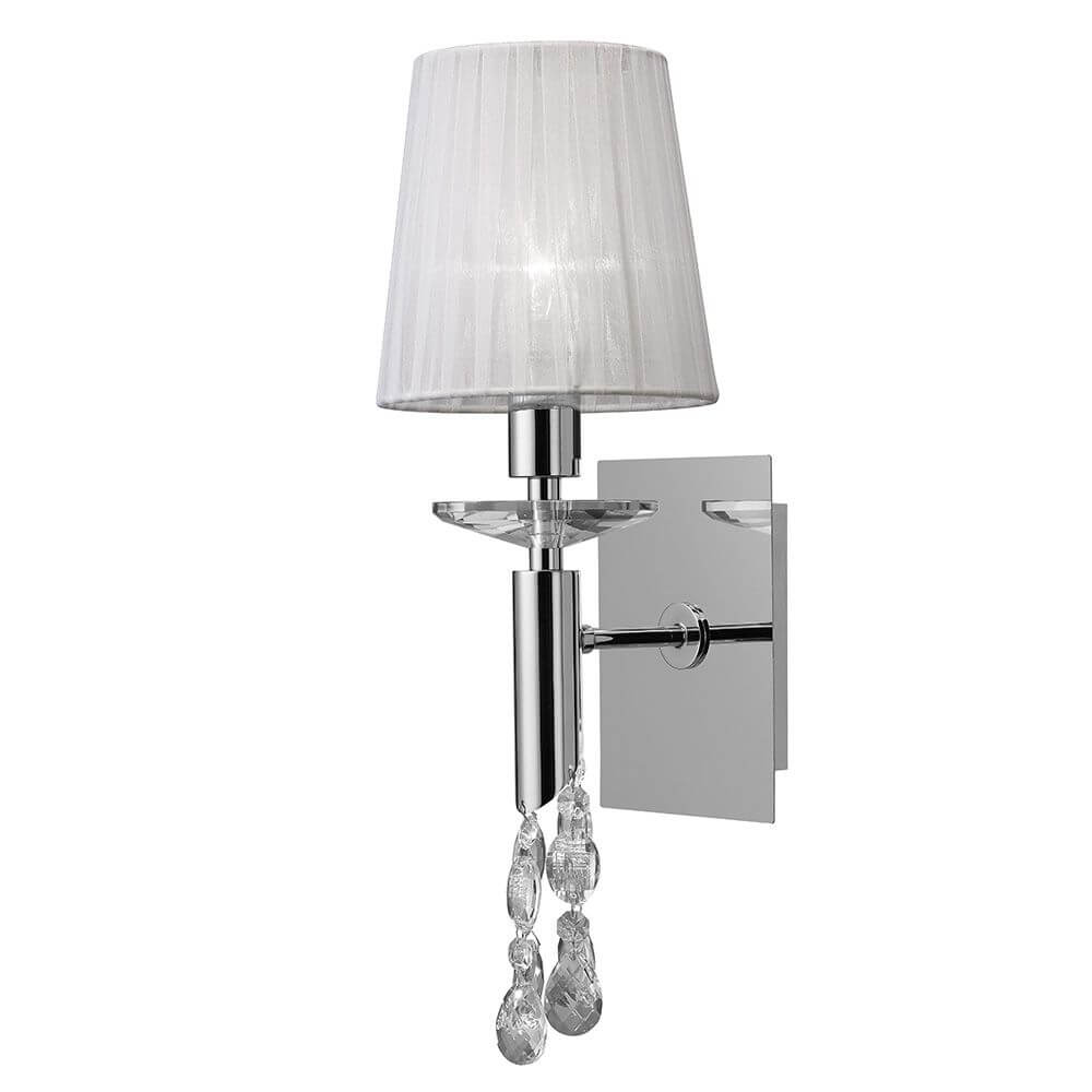 Wandlampe Tiffany mit weißem Lampenschirm, glänzendem Metall und dekorativen Kristallen.