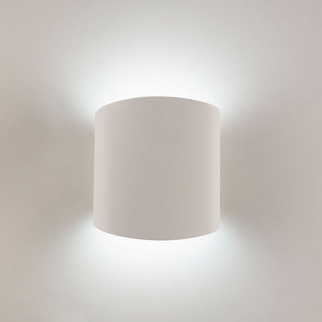 Wandlampe rund Asimetric in Weiß, moderne Wandbeleuchtung mit sanften Lichtstrahlen.