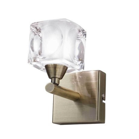Wandleuchte Cuadrax Cristal mit elegantem Design und geschwungener eckiger Form aus Metall und Glas.