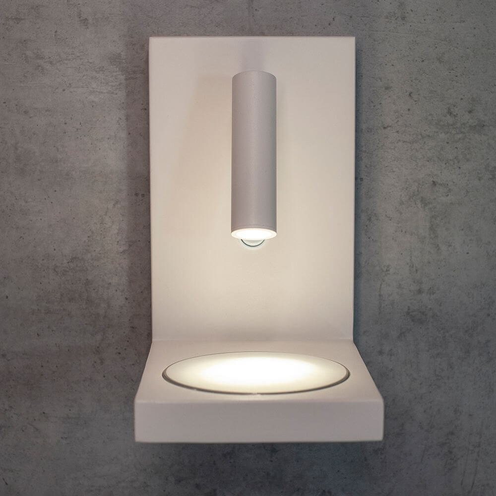 Zanzibar LED-Wandlampe mit Induktionsladegerät für Handy an einer Wand angebracht, modernes Lichtdesign.