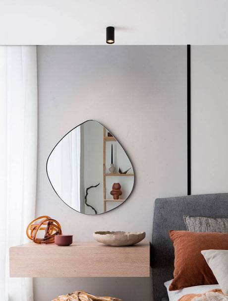 Mare plafonnier GU10 Ø 5,5 cm éclairant un espace moderne avec un miroir élégant et des meubles épurés.