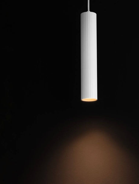 Suspension Mare Ø 5,5 cm en blanc avec design cannelé, lumière idéale pour les espaces modernes.